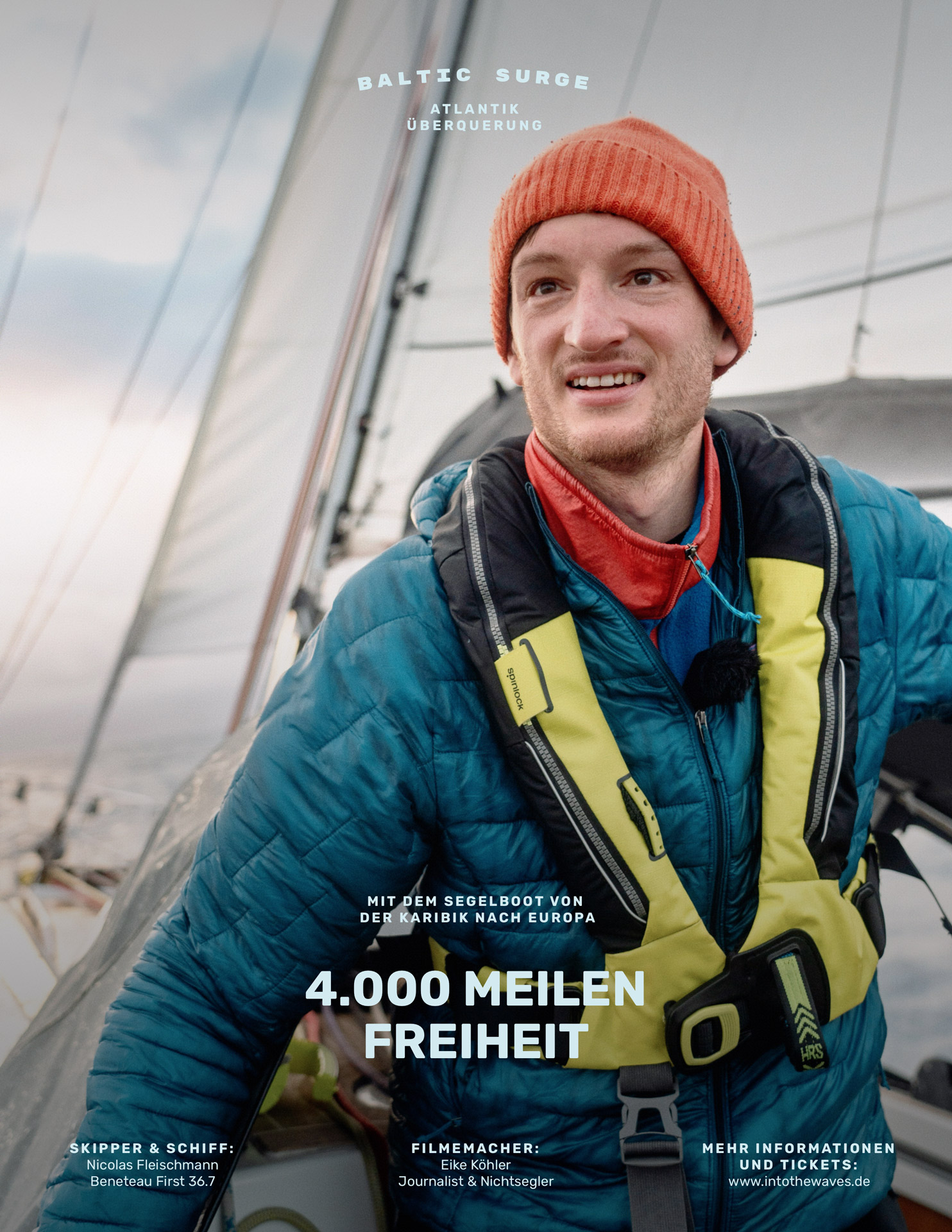 Segelboot im Dunkeln.