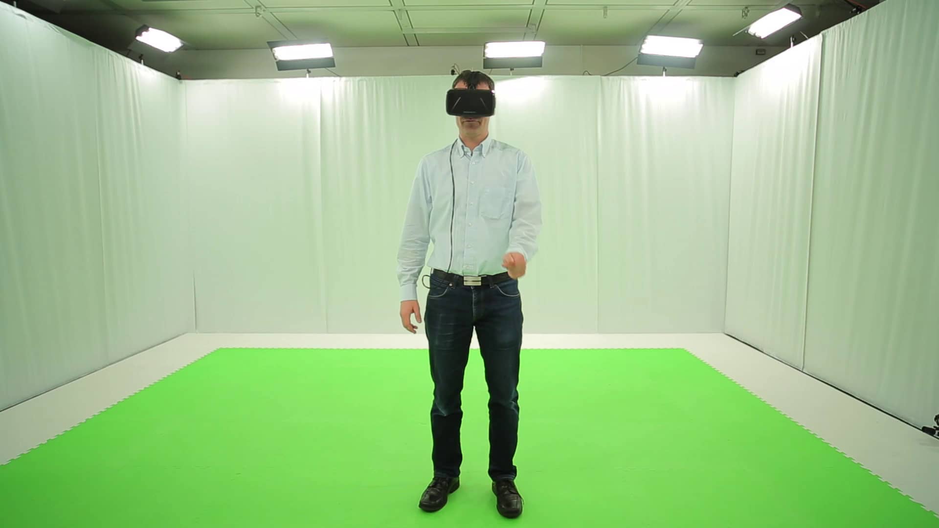 Ein Mann mit einer VR-Brille steht in einem Motioncapture Studio.
